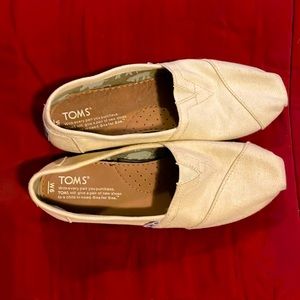 Size 6 women’s Toms